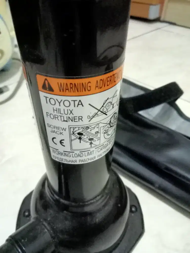 Dongkrak mobil Fortuner vs Hilux.. kondisi mulus