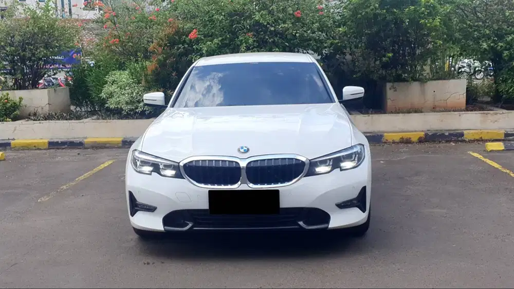 BMW 320i White on Black NIK 2022 Gress Low KM Record