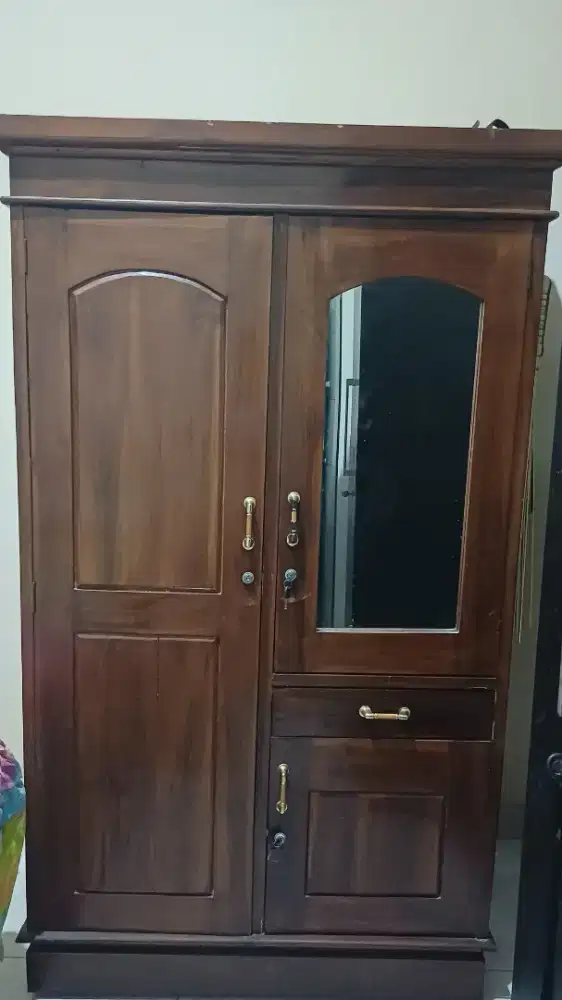 Lemari pakaian kayu jati