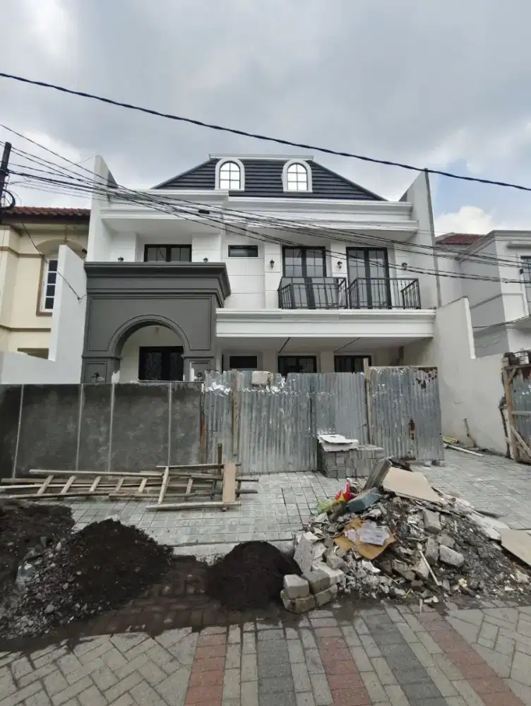 Rumah American Style Dharmahusada Mas Rungkut