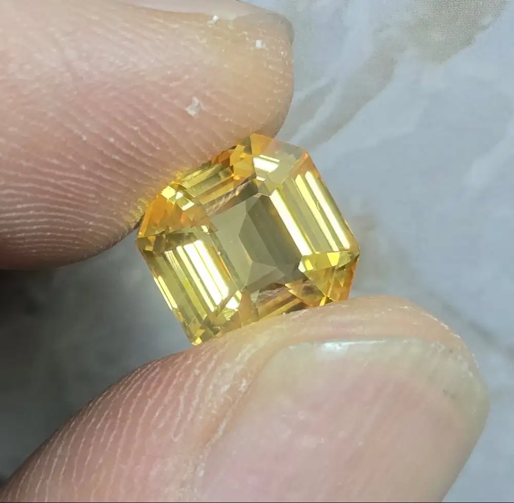 Natural Yellow Saphire 5.58 ct Clean 100 %