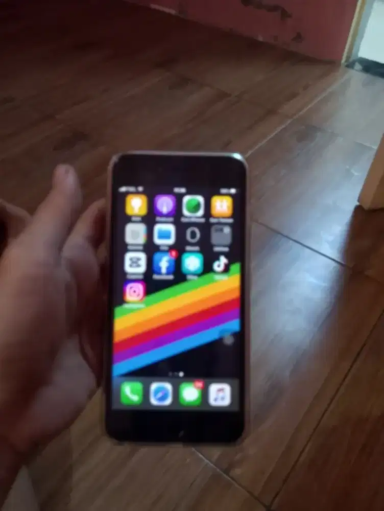 iPhone 6s+ bisa. Semua kartu