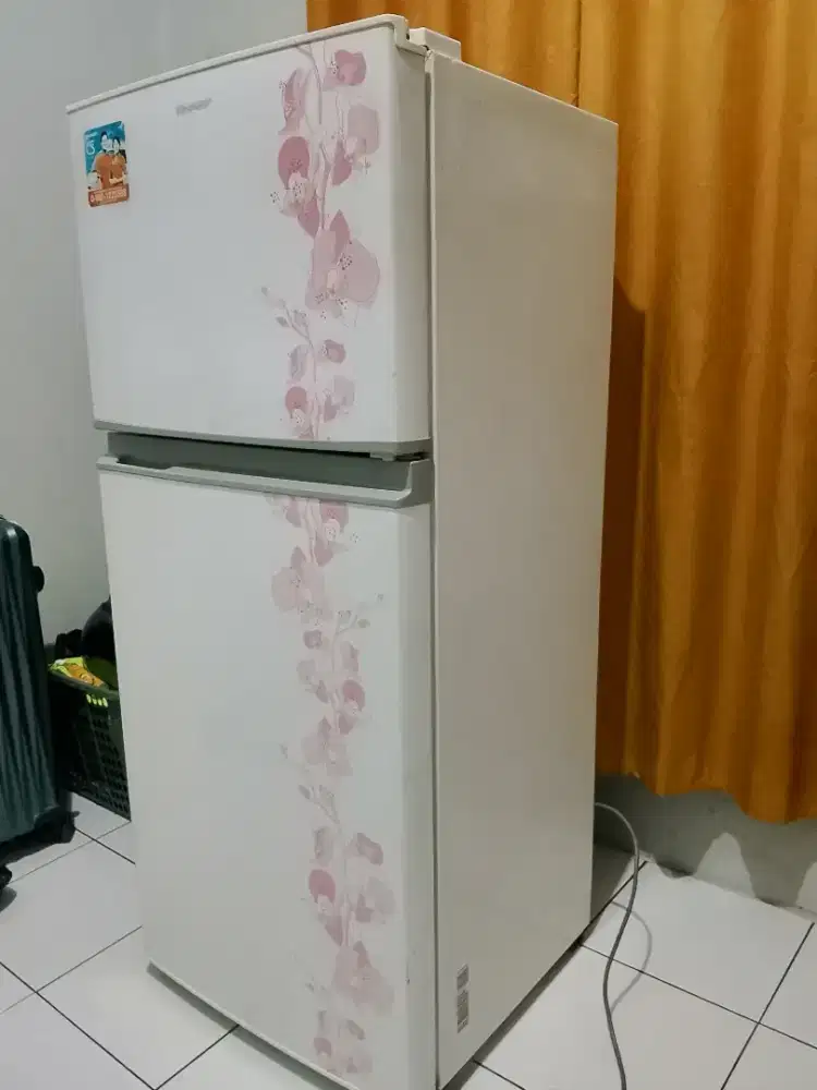 Kulkas 2 pintu Sharp & mesin cuci Polytron 9,5 kg