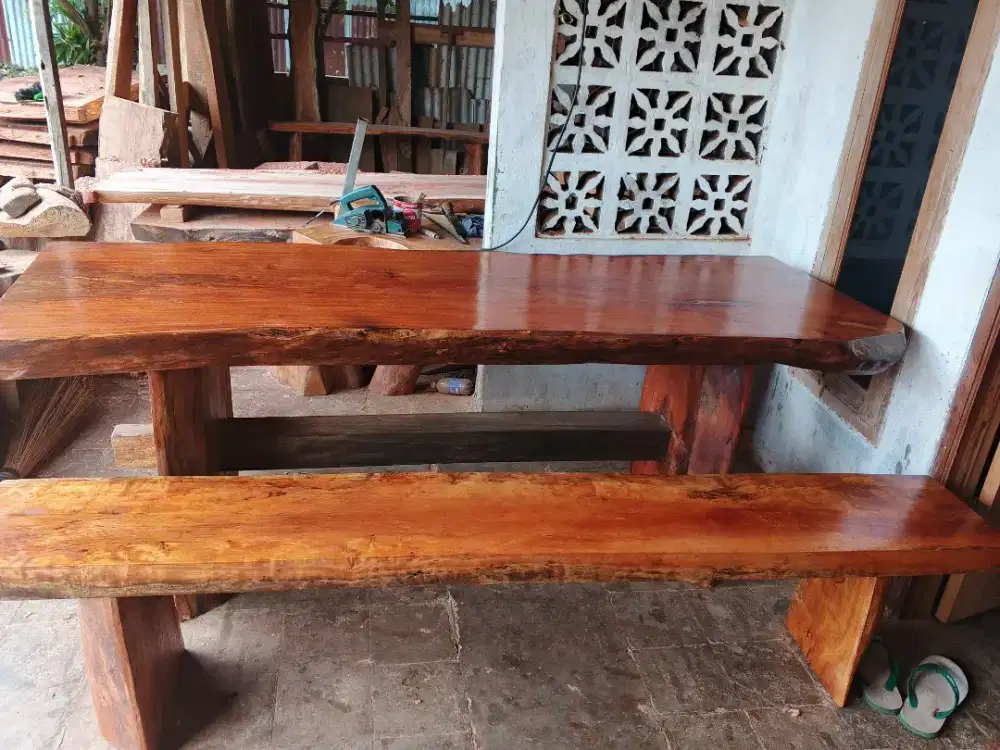 Meja makan antik teras