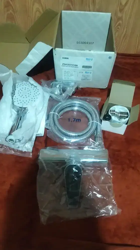 Shower panas dingin merek Roca