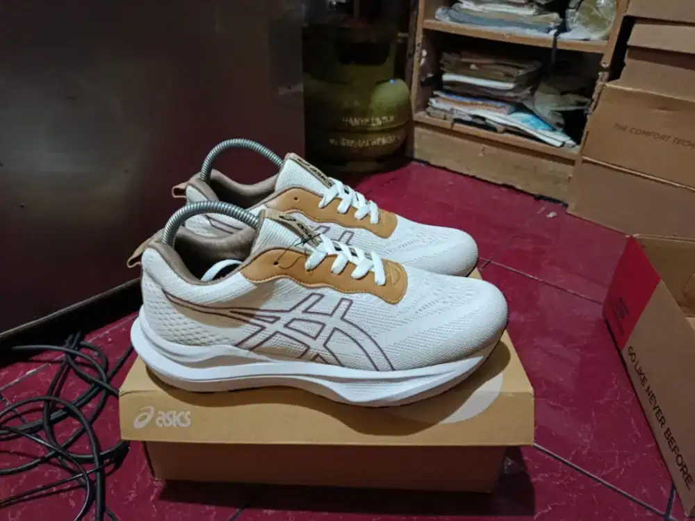 Sepatu running asics