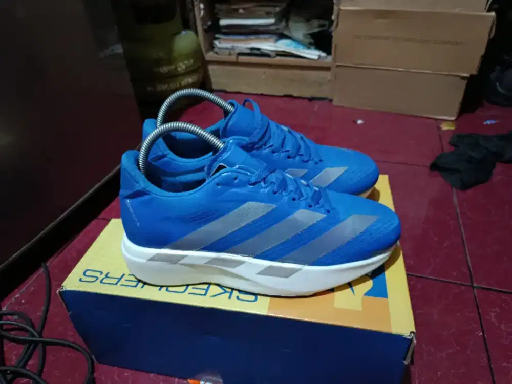 Sepatu running Adidas Adizero