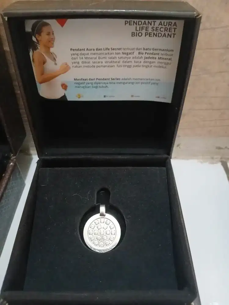 1 biah kalung MCI cowok, 2 buah liontin cewek (MCI)