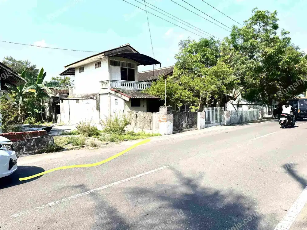 tanah barat kampus UII Kaliurang KM 13 jalan besar