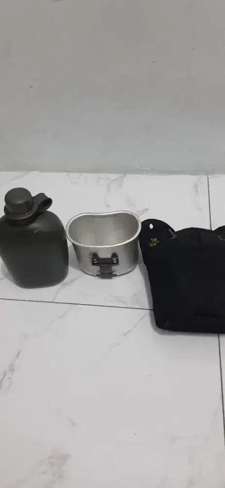Botol minum TNI + sarung dan panci