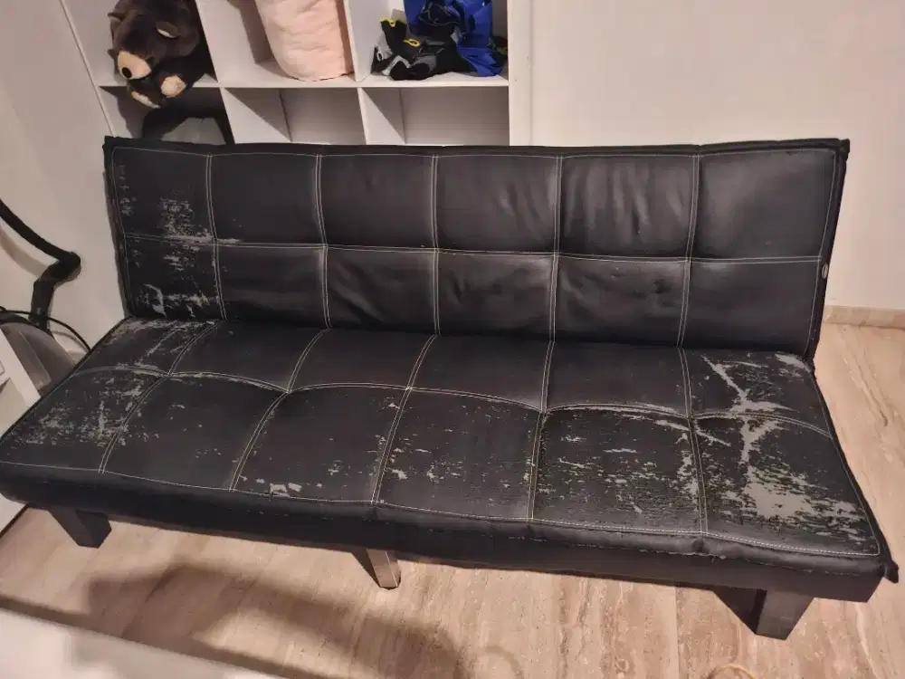 Kursi tamu informa cukup untuk 3 orang