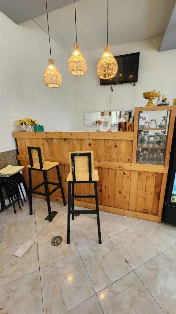 Jual meja bar panjang 2M plus kursi bekas cafe