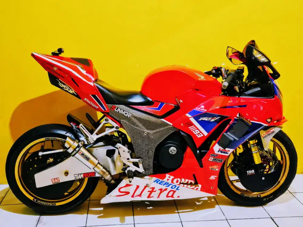 CBR 150 modif moge look. Murah aja.. Cek deskripsi