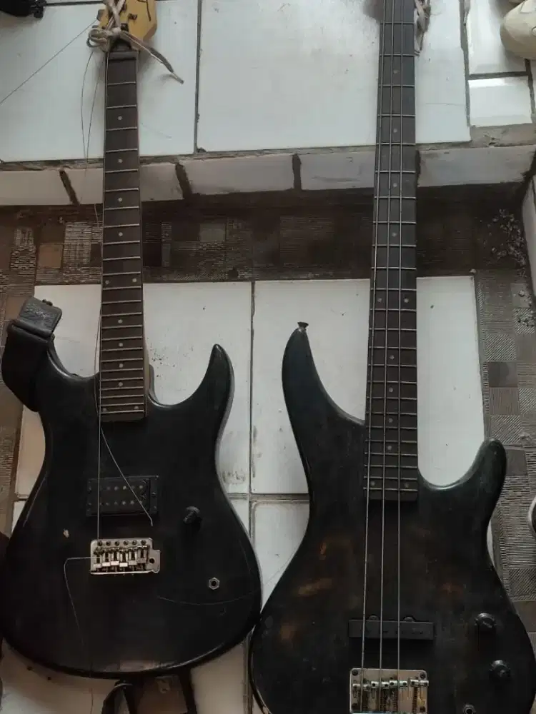Jua aja 2 buah gitar nya silahkan
