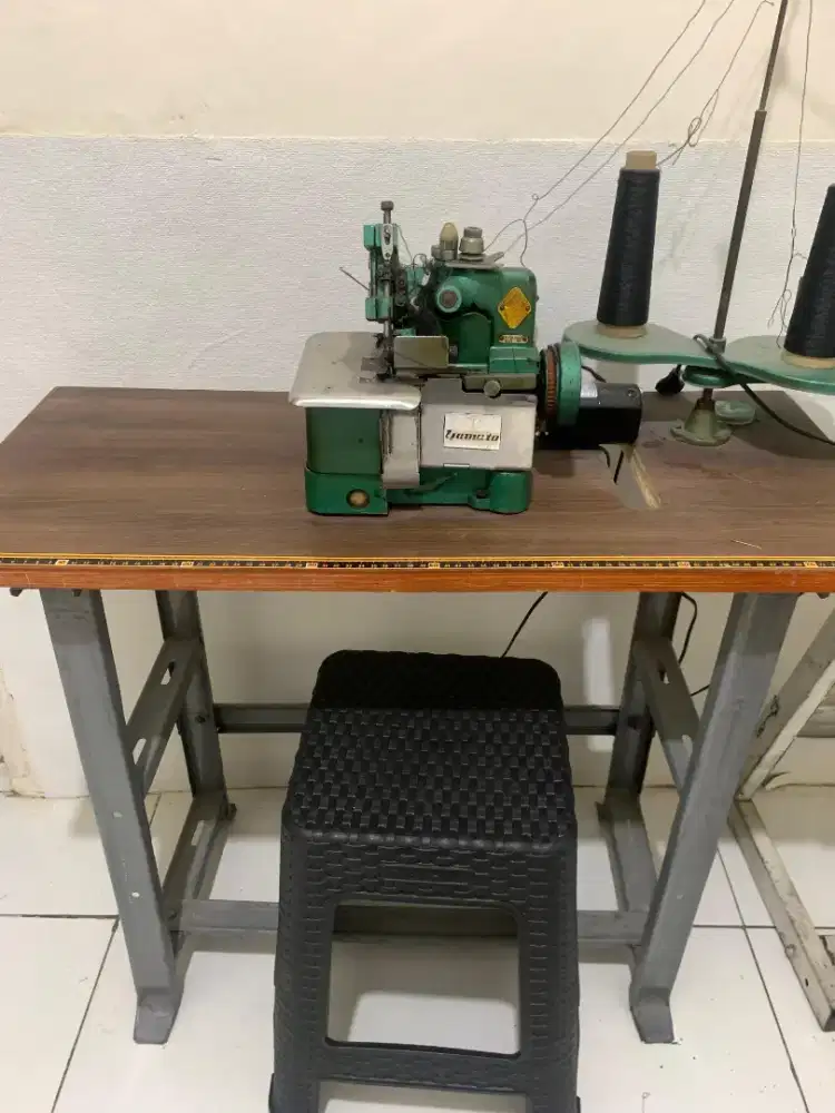 Mesin Obras kecil hijau merek Yamato dengan Dinamo dan Benang