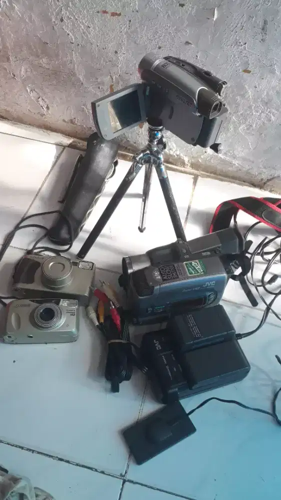 Jual koleksi kamera ada yg hidup ada yg mati