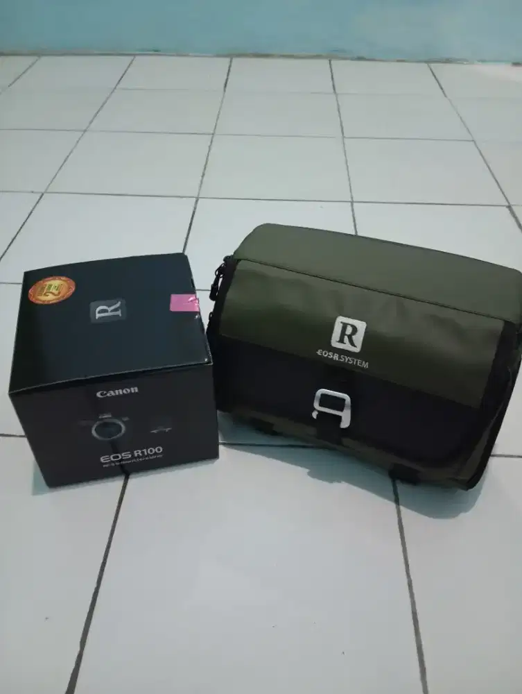 Canon R100 RF-S 18-45mm