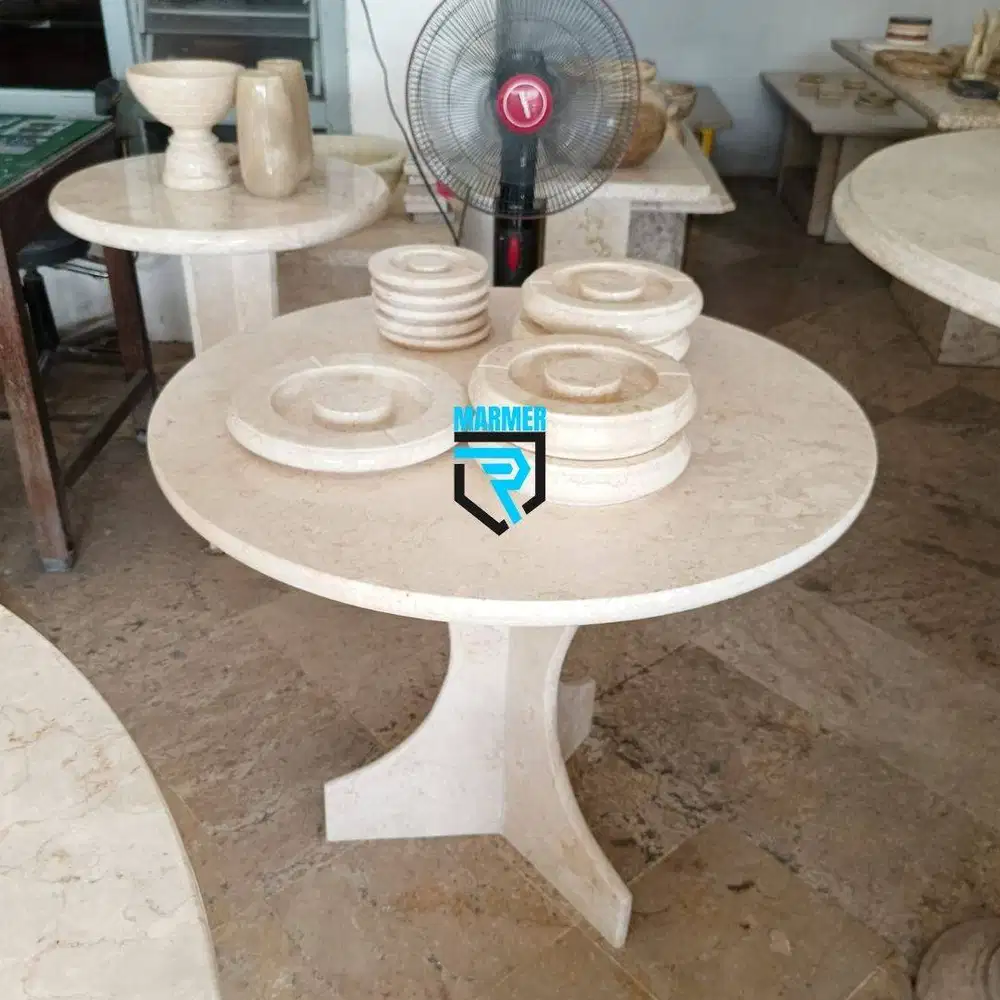 Meja Kopi bundar kaki 3 Batu marmer putih finishing doff