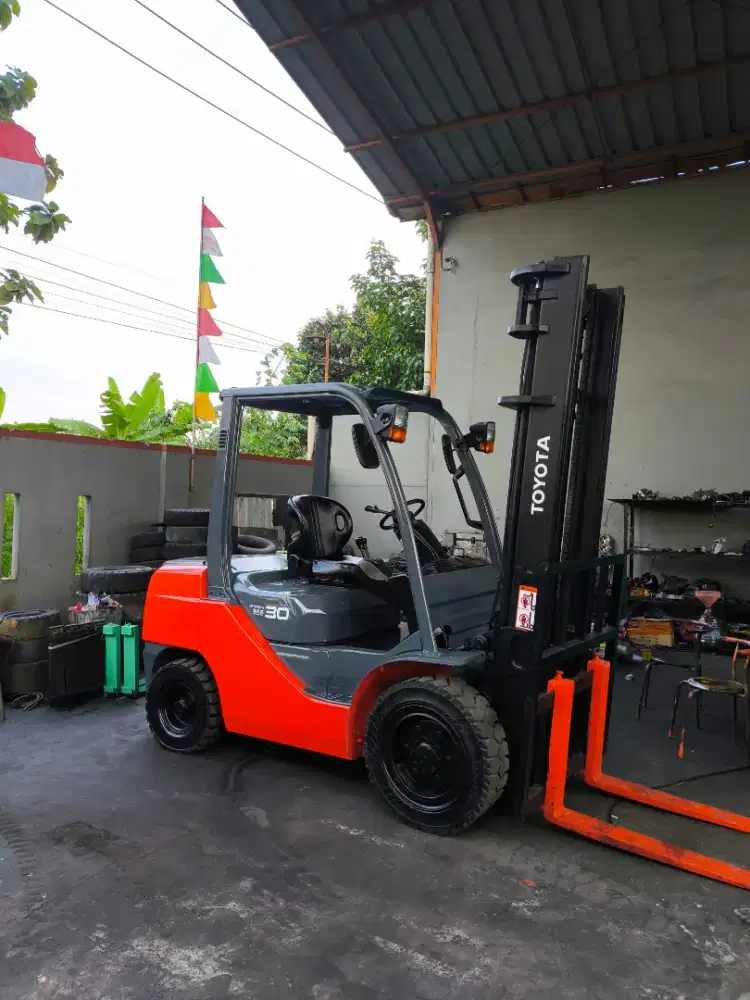 Forklift Toyota 3 Ton,Manual,Tiang 4 Meter,1DZ-II,8FD30,Tahun 2014