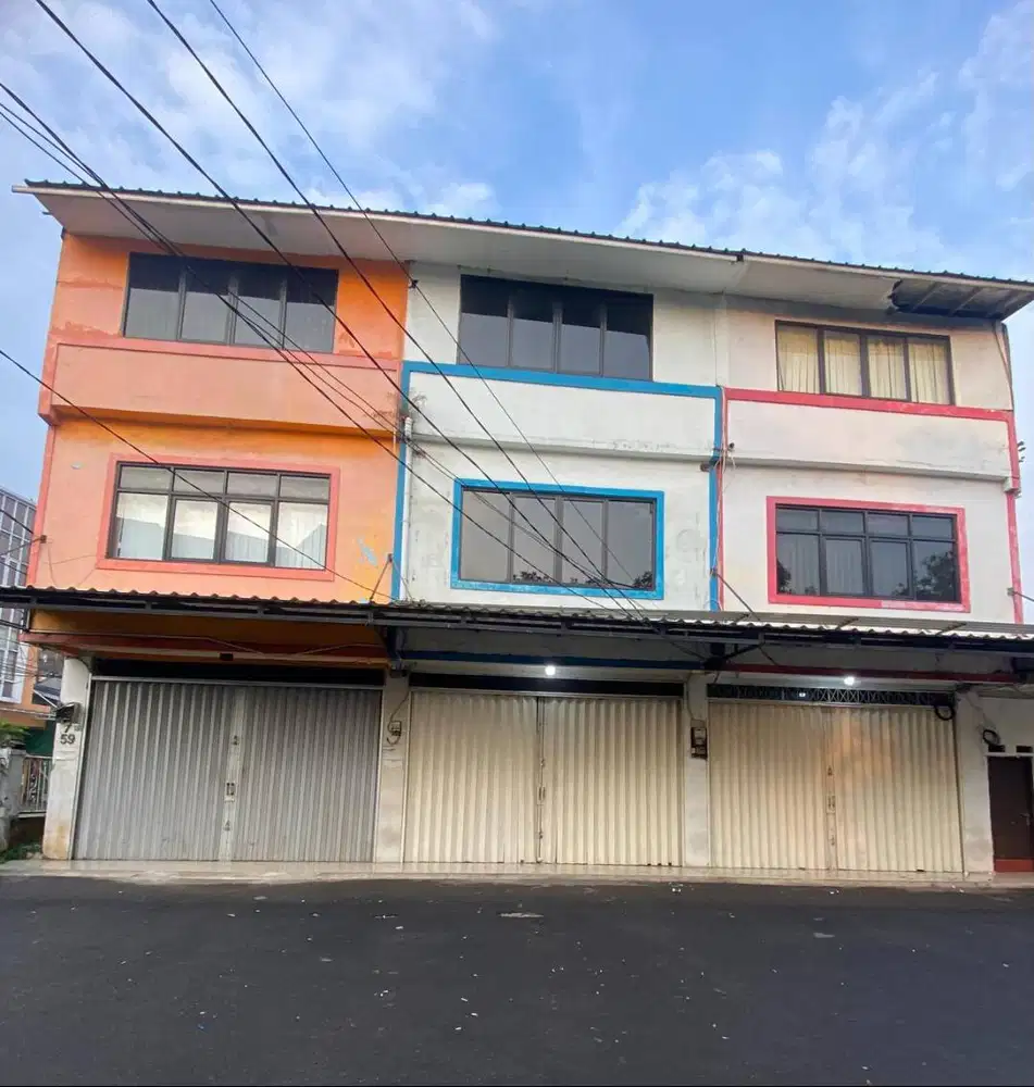 DISEWAKAN 1 UNIT RUKO 3 LANTAI, LOKASI STRATEGIS, BEBAS BANJIR