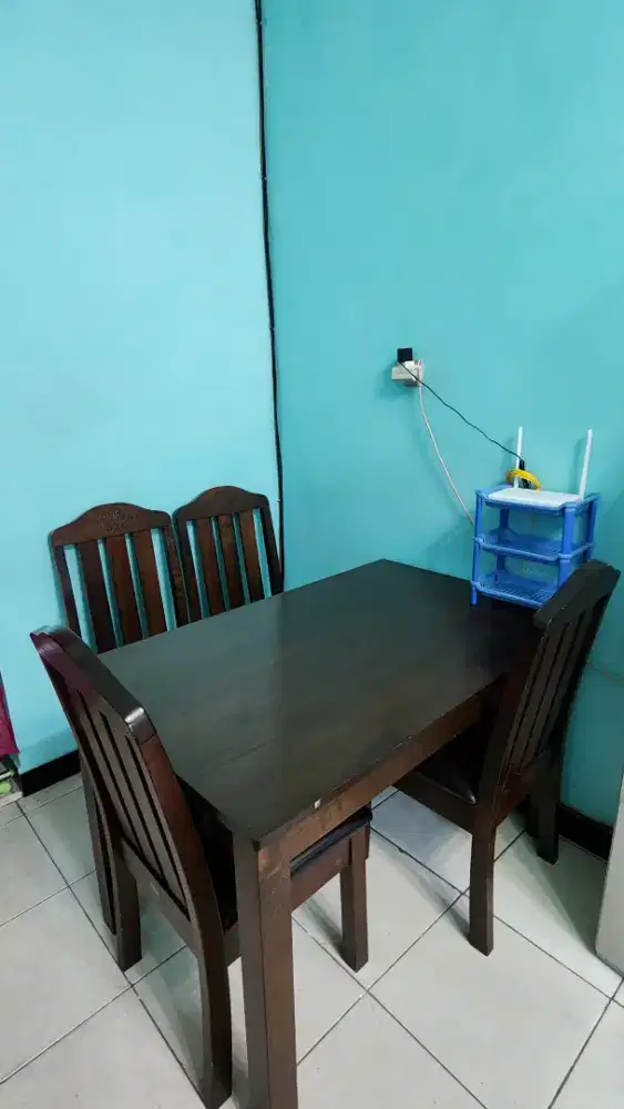 Meja makan ada 4 kursi 1 meja