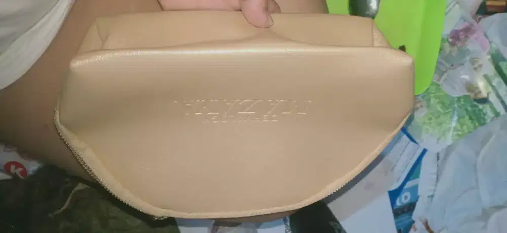 Dijual Cepat Dompet warna Gold dengan design Cantik dan Elegan