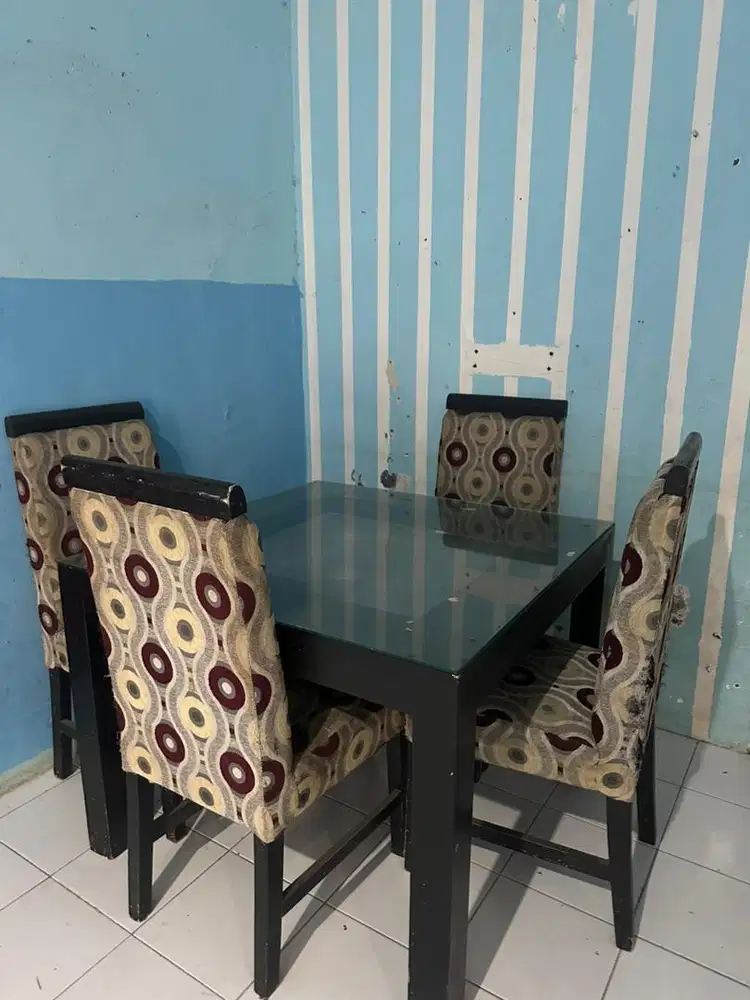 Meja makan 4 kursi