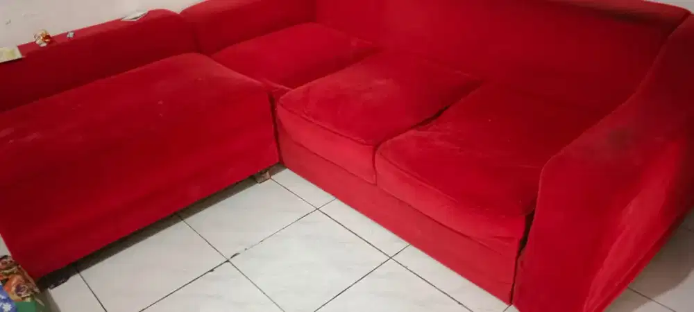 Sofa kursi merah beludru