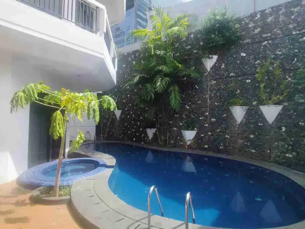 Rumah mewah ada kolam renang di kawasan elit Kuningan LT 540 LB 800 parkir 4 mobil