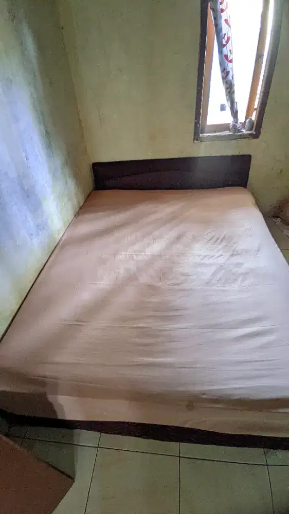 Kasur dan dipan satu set