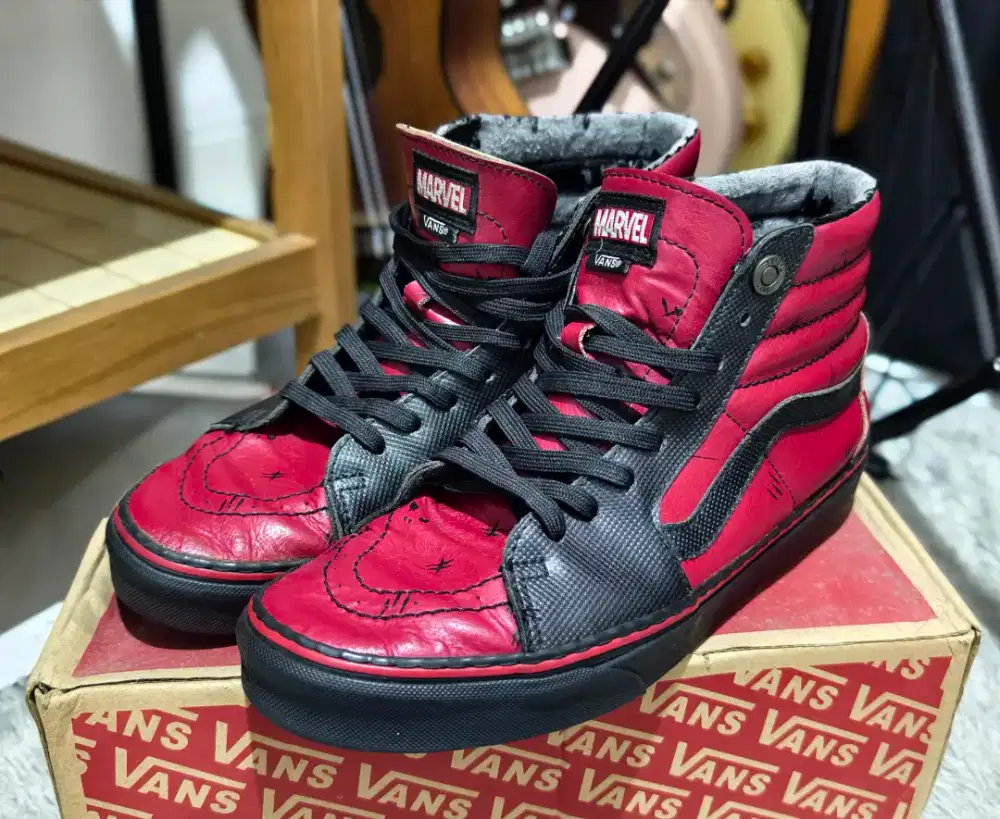 Sepatu Vans x Marvel
Deadpool edition