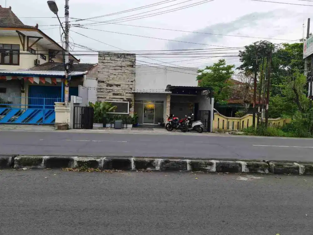 Dijual Rumah atau Ruang Usaha atau Kantor Strategis di Jajar Laweyan Solo, Saat Ini Dipakai Coffee Shop.