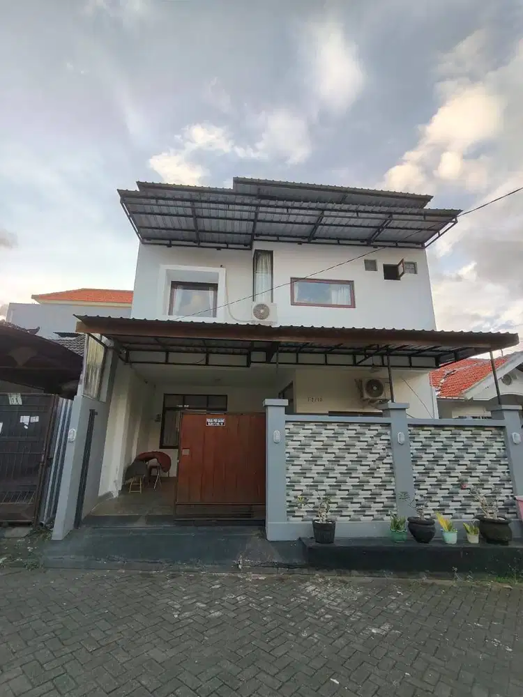 DIJUAL ATAU DI SEWAKAN RUMAH 2 LANTAI DI PURI GADING JIMBARAN FURNISH