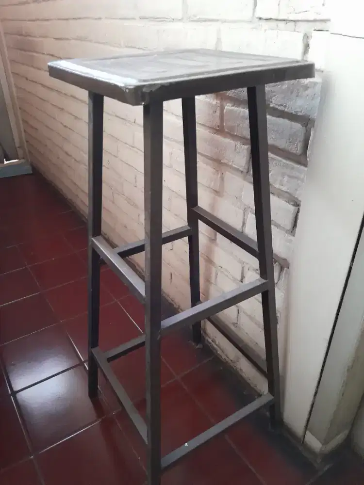 Pedestal material besi, u pot bunga dll