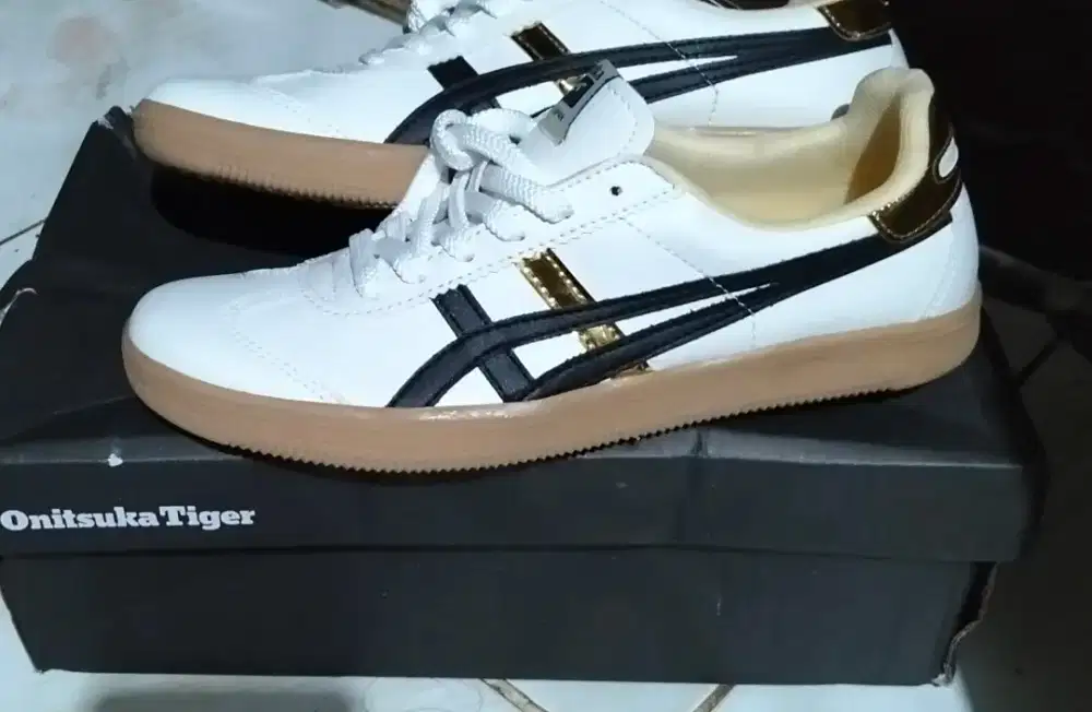 Onitsuka Tokuten Ori dan Baru.