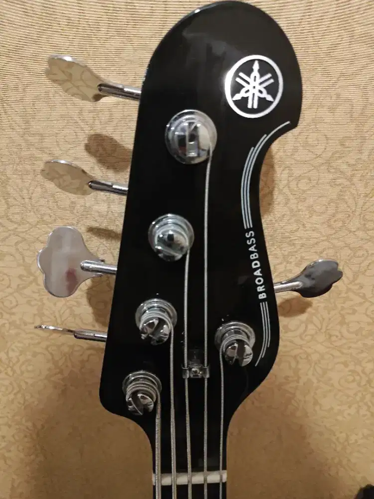 BASS YAMAHA 5 STRING 435