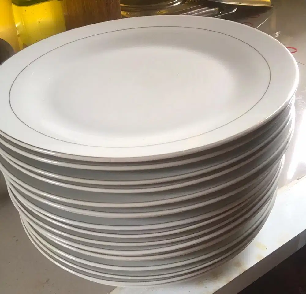 Piring makan keramik besar