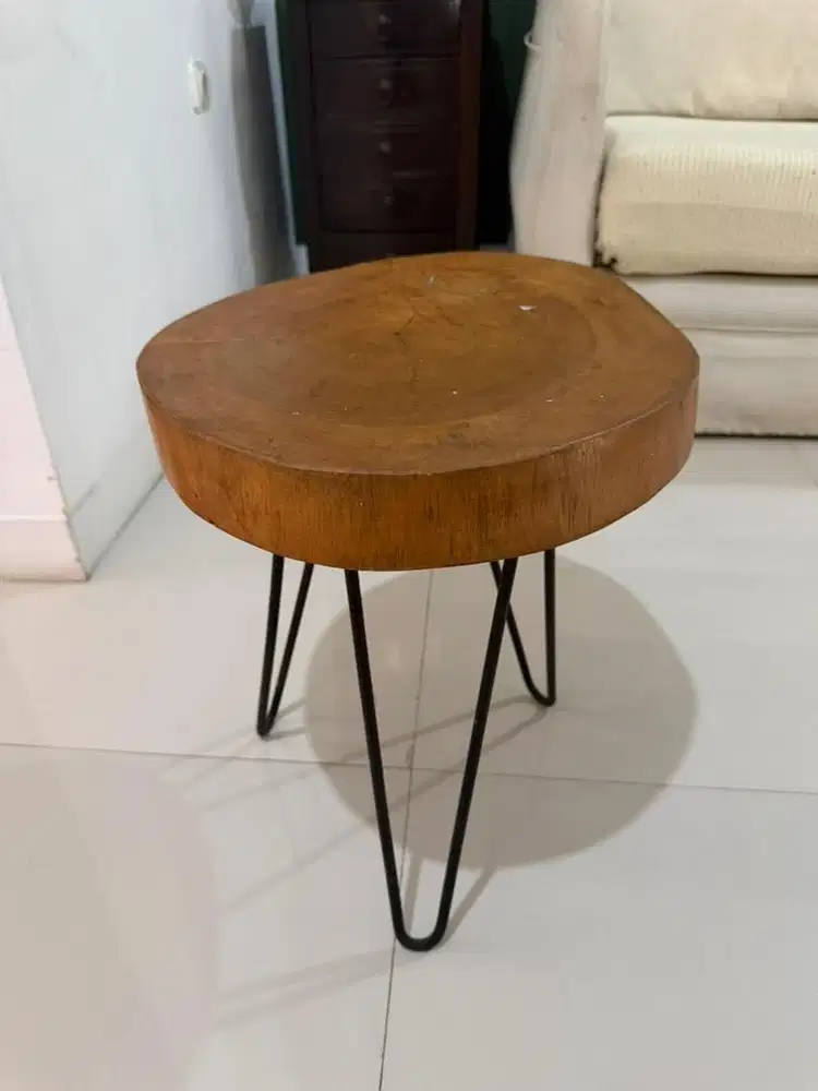 Meja kecil kayu