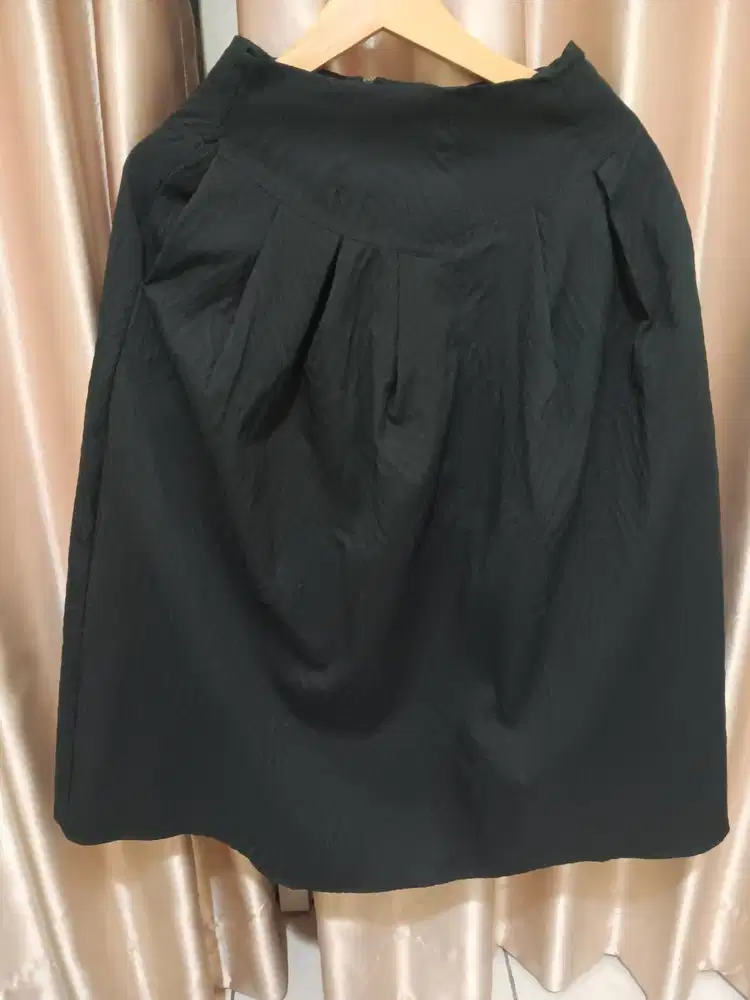 Rok Hitam Midi Asimetris