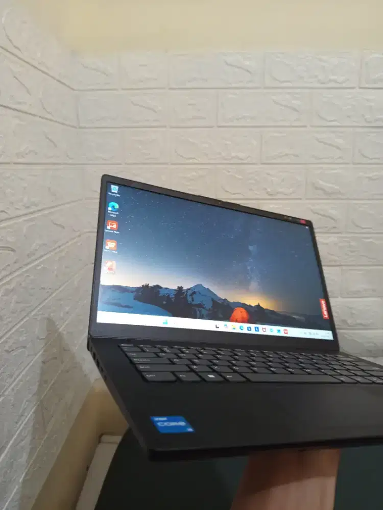 Laptop Lenovo v14