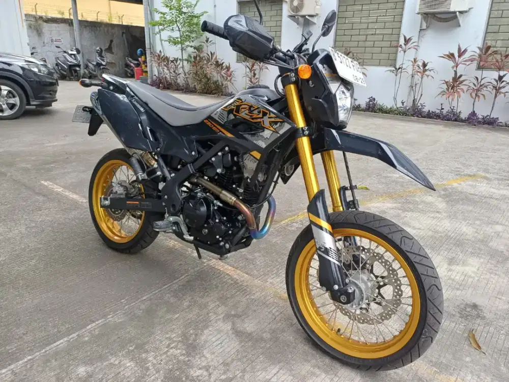 Kawasaki KLX 230 SM seperti baru
