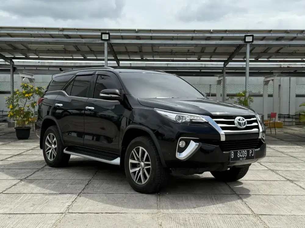 Toyota Fortuner VRZ 2.4 AT. Tahun 2017. Hitam. Low km. Perfect cond