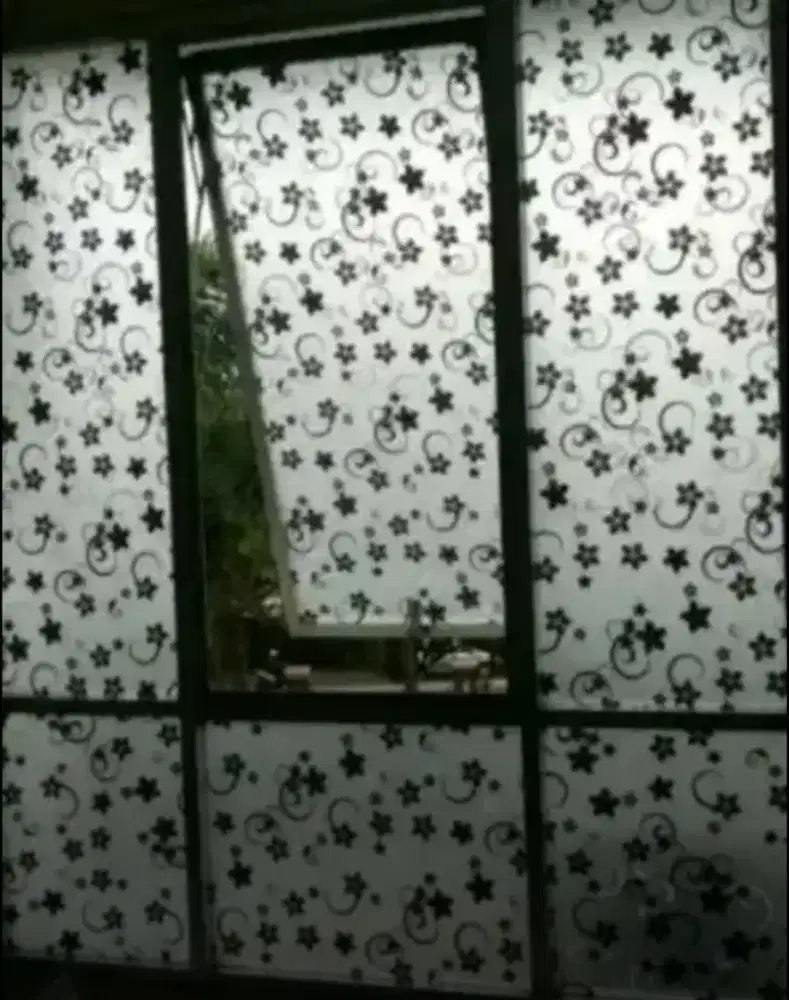 Pasang stiker sanblas kaca film menghindari sinar UV masuk keruangan