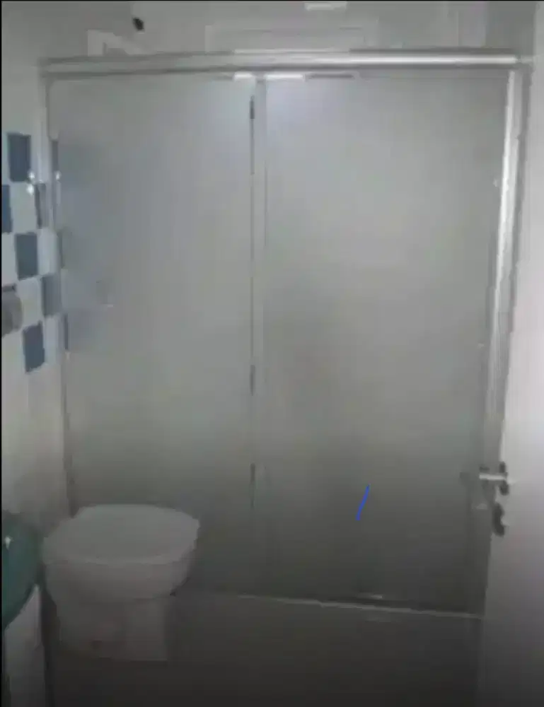 Stiker sanblas dan kaca film yg dipasang disekat kaca kamar mandi