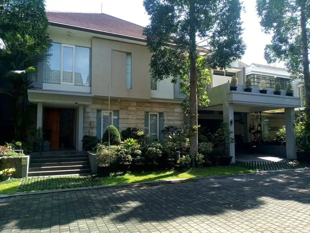 DIJUAL Rumah Besar Cantik Terawat dengan Kolam Renang di Kawasan Eksklusif Riverside Kota Malang