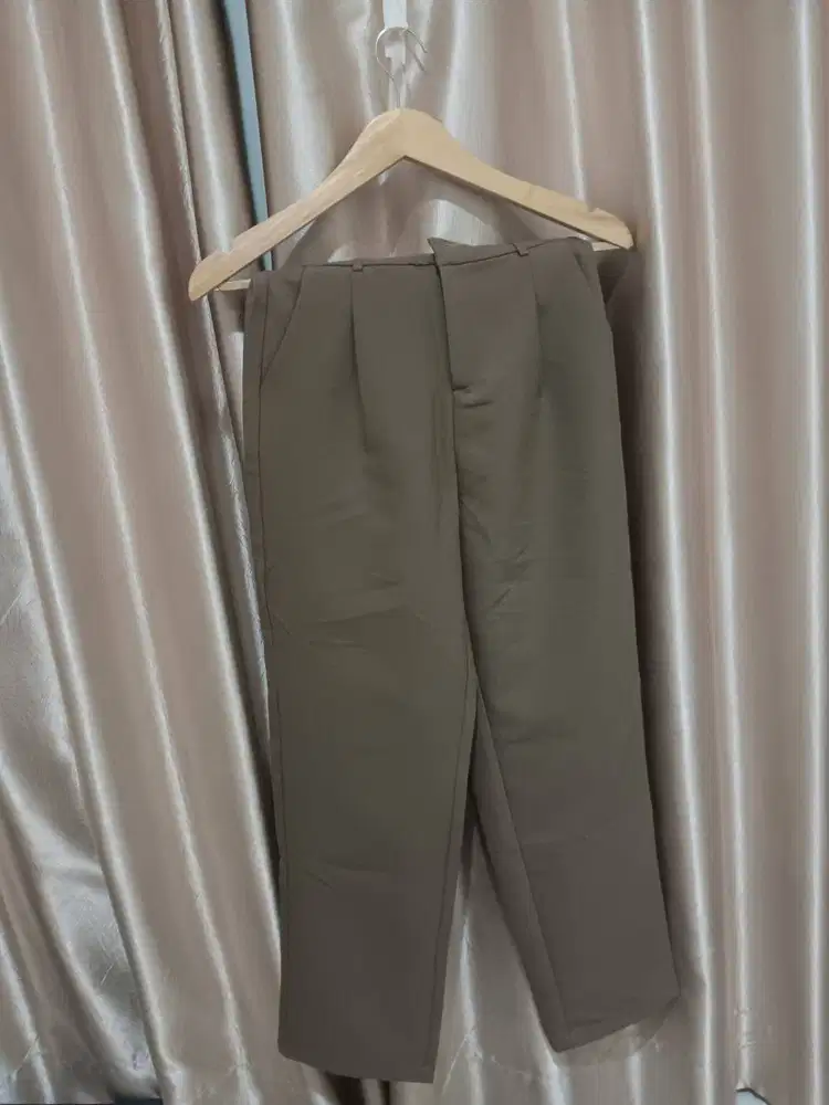 Celana warna coklat tua