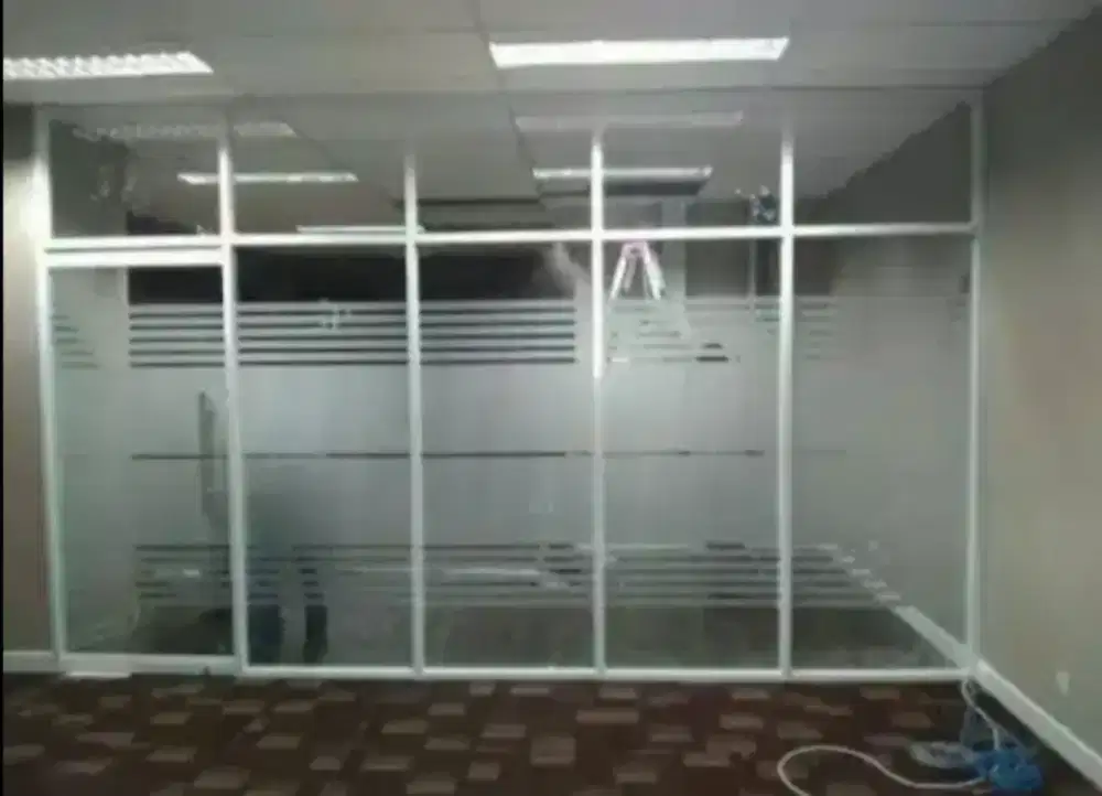 Sekat ruangan kaca hias dengan stiker sanblas cutting list & kaca film