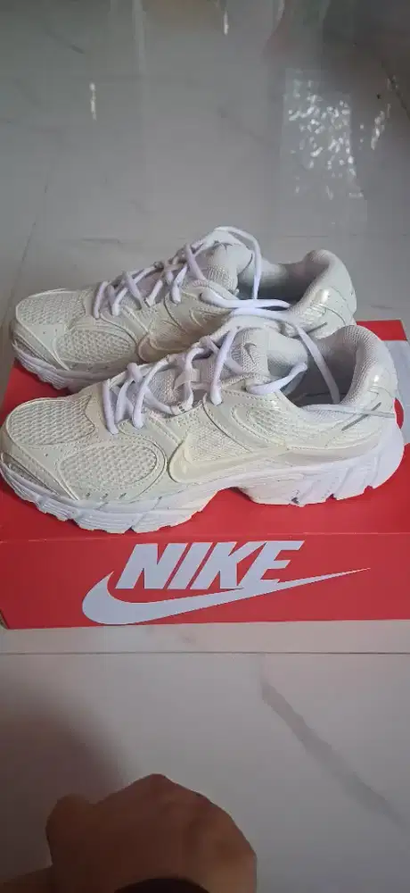 Sepatu W NIKE V5 RNR (SOFT PEARL) size 40,5