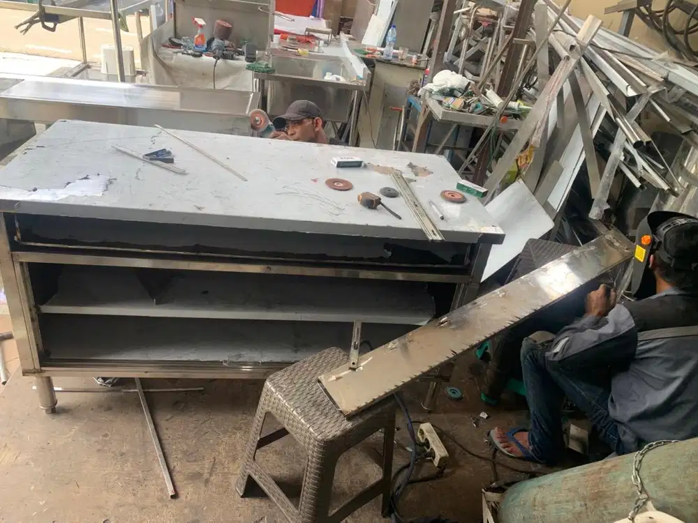Helper atau kenek bengkel las Bagian Finishing atau Poles Stainless