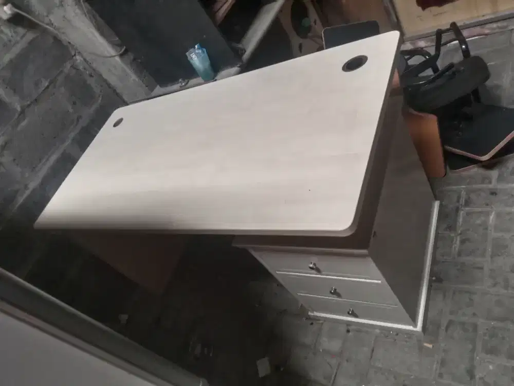 Meja kantor,meja kerja